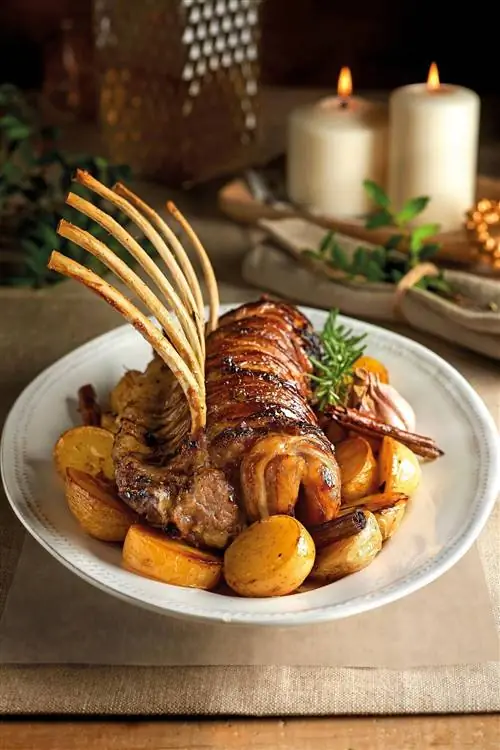 Каре ягненка с медом с картофелем.