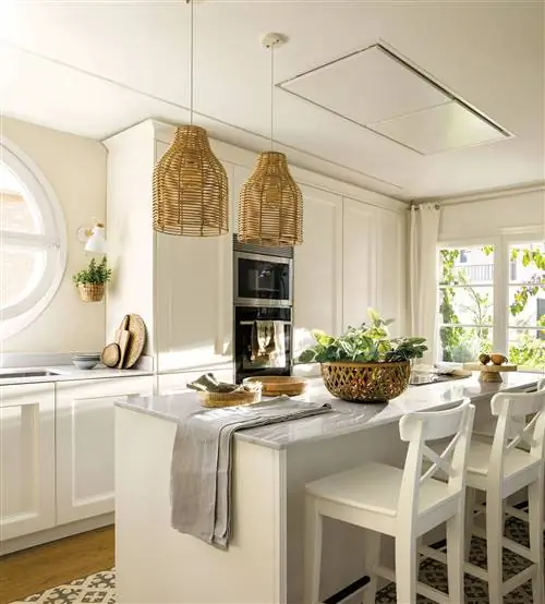 Белая кухня с островом и оптоволоконными светильниками.