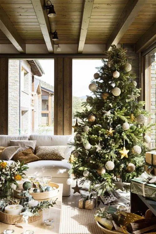 Рождественская елка с золотыми украшениями.