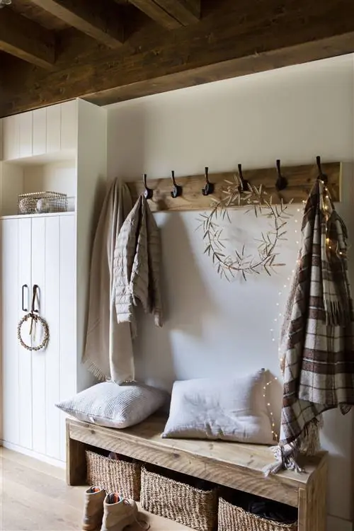 Зал в деревенском стиле, украшенный к Рождеству.
