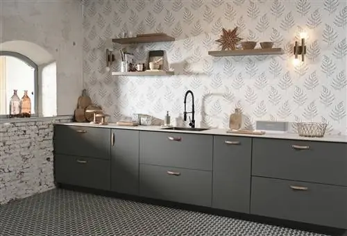 Зеленая кухня Леруа Мерлен с кожаными ручками.