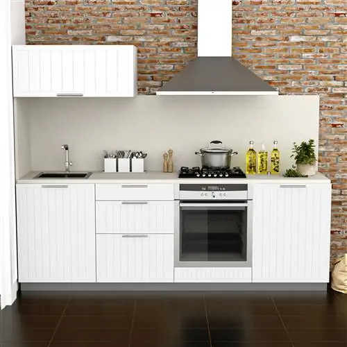 Белая кухня с ребристой мебелью.