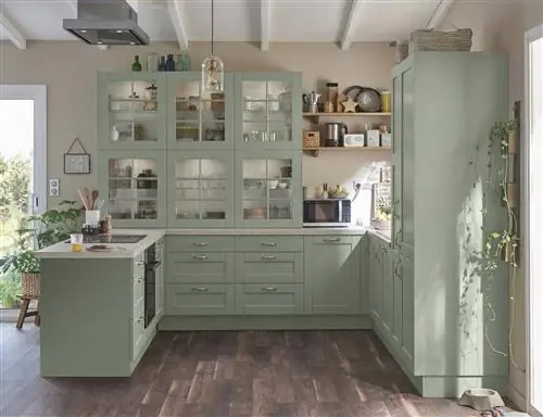 Зеленая кухня в деревенском стиле.