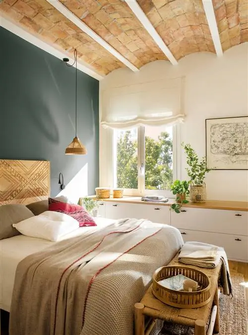 Спальня со шкафом под окном