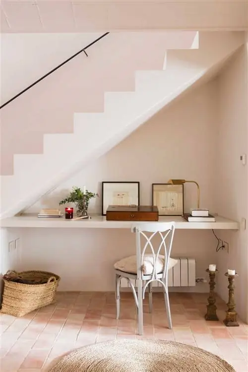 Рабочая зона под лестницей