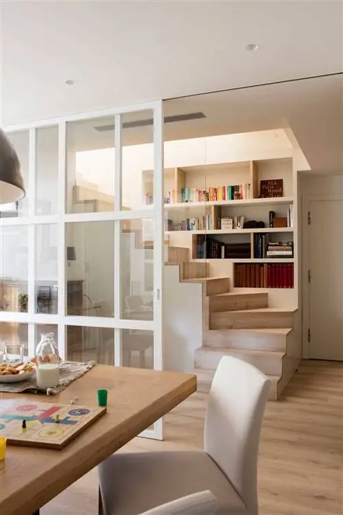 Лестничная площадка с изготовленными на заказ стеллажами на скалодроме