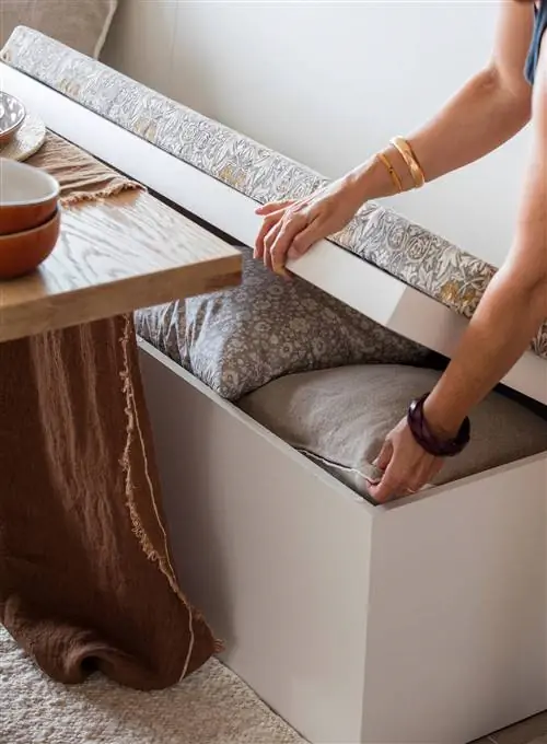 Деталь скамейки с откидной крышкой и местом для хранения