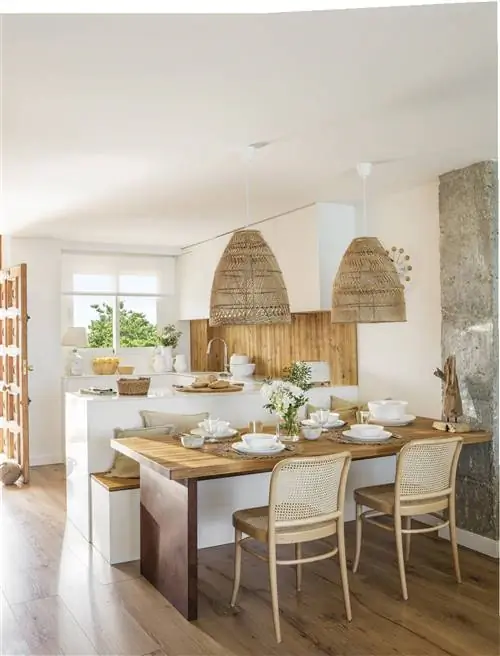 Столовая рядом с кухней с деревянным столом и верстаком