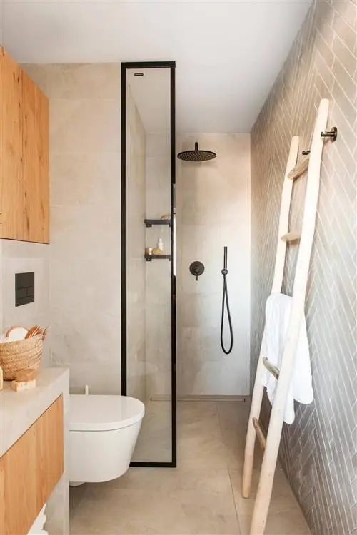 Ванная комната с экраном и подвесным туалетом. Над этим шкаф