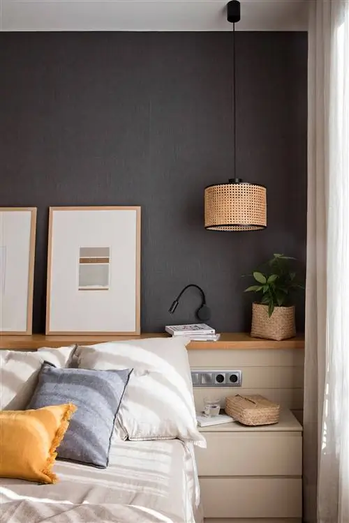 Спальня с нестандартным изголовьем с полкой