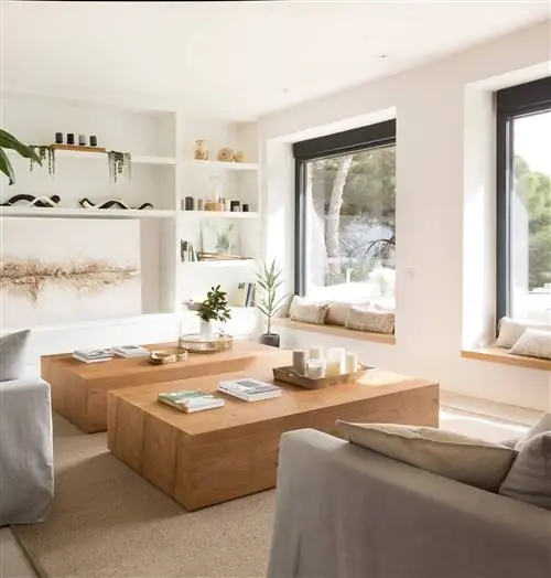 Гостиная с деревянными журнальными столиками и скамейкой у окна