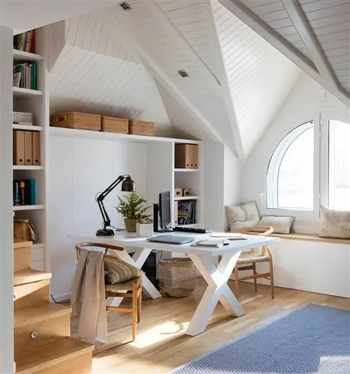 Рабочая зона с письменным столом и полками на стенах