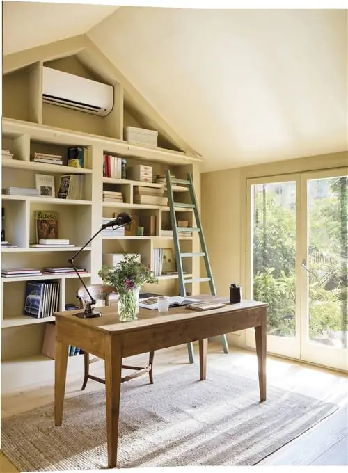 Изготовленный на заказ книжный шкаф с лестницей и антикварным рабочим столом