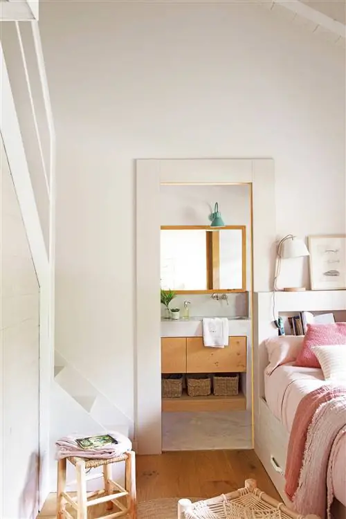 Небольшая спальня с нестандартным изголовьем с нишей