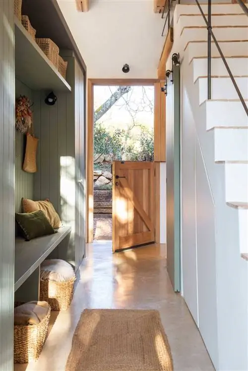 Узкая нестандартная мебель в вытянутом зале