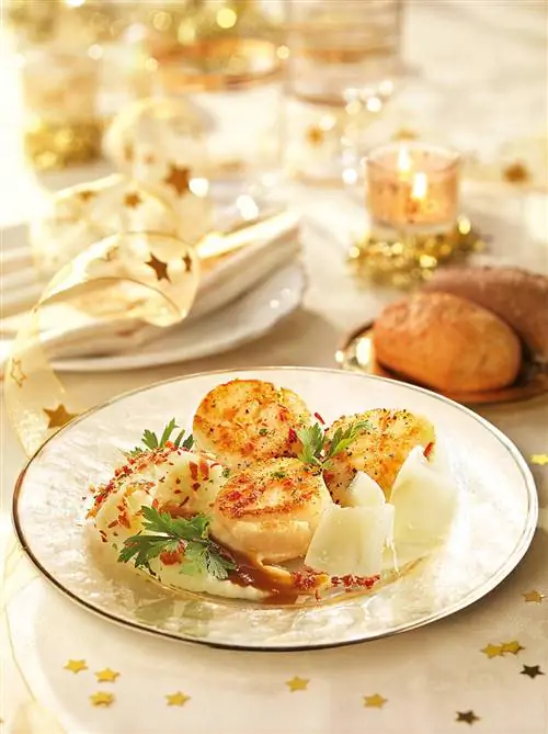 Морские гребешки с хрустящей ветчиной серрано.