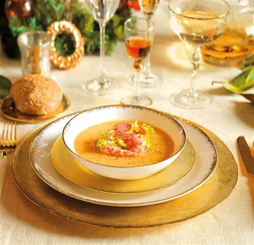 Легкий суп из морепродуктов и овощей