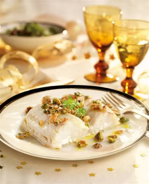 Филе хека с орехами