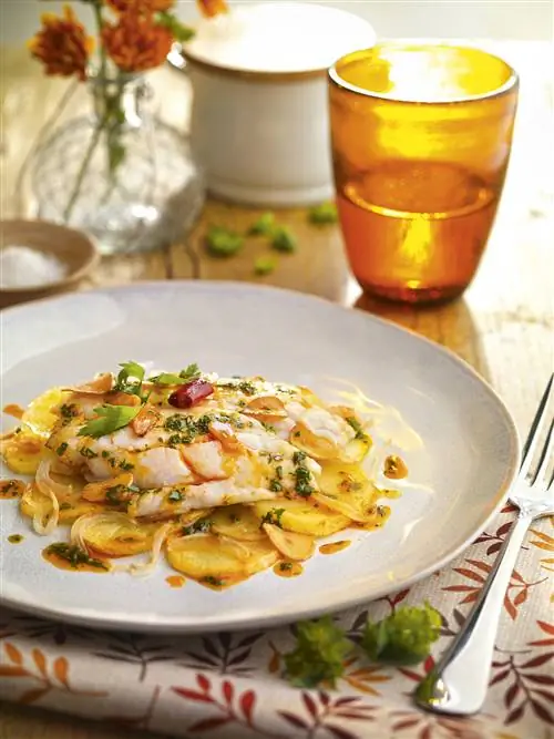 Морской лещ по-доностийски с печеным картофелем.