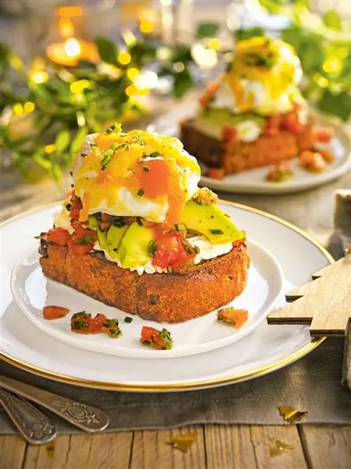 Июньская сезонная кухня: рецепт тостов с авокадо, помидорами и яйцом.