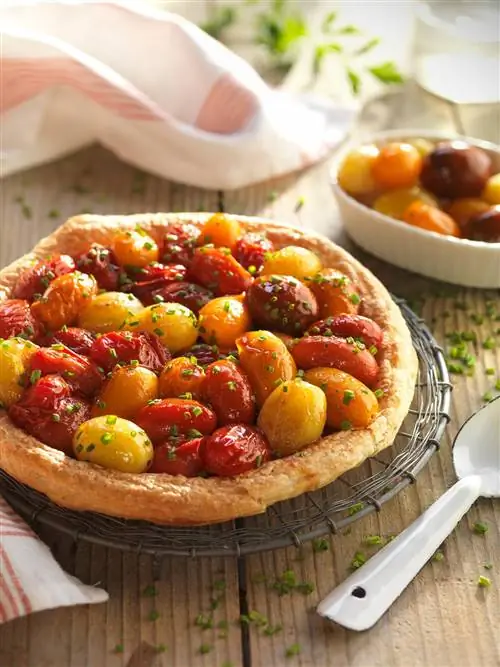 Июньская сезонная кухня: рецепт весеннего пирога с помидорами черри.