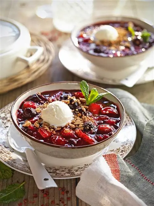 Июньская сезонная кухня: рецепт кокотницы из красных фруктов с розовым перцем.