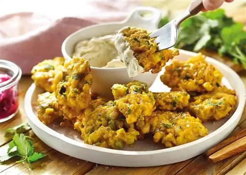 Июньская сезонная кухня: рецепт овощных пакоров с нежным чесноком и куркумой из нутовой муки.