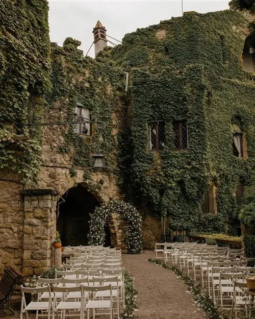 Украсьте свадебную церемонию цветочной аркой.