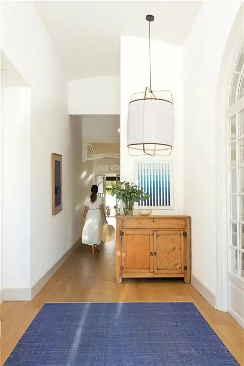 Фото стилей прихожей: классический обновленный.