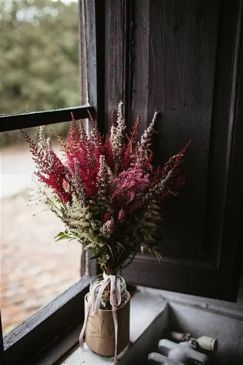 Простой букет невесты с вереском.