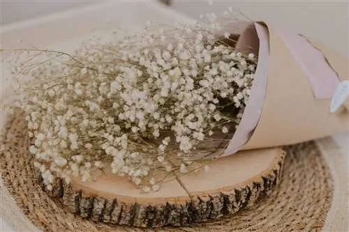 Простой свадебный букет в виде метельчатой формы.