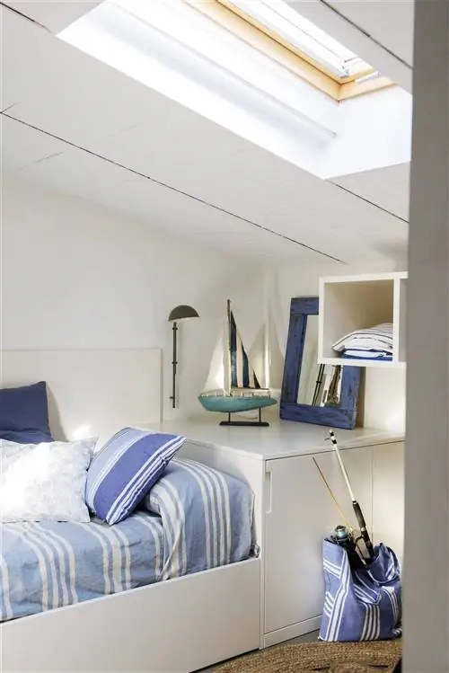 детская спальня со скошенными потолками в морском стиле 00507548