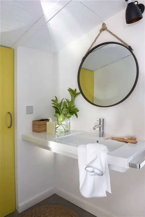 ванная комната с подвесной мебелью и круглым зеркалом 00507557_O