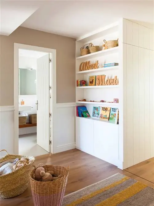 Идеи оформления прихожей обоями.