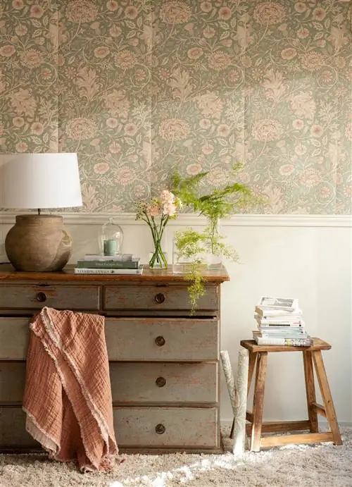 Как украсить прихожую обоями.