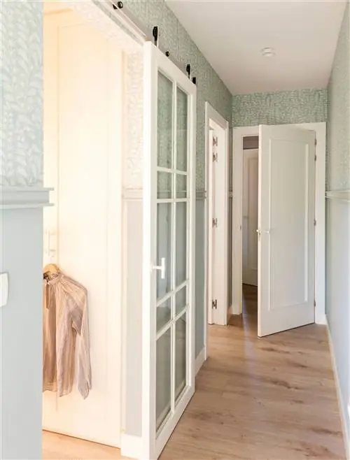 Идеи, как украсить прихожую обоями.