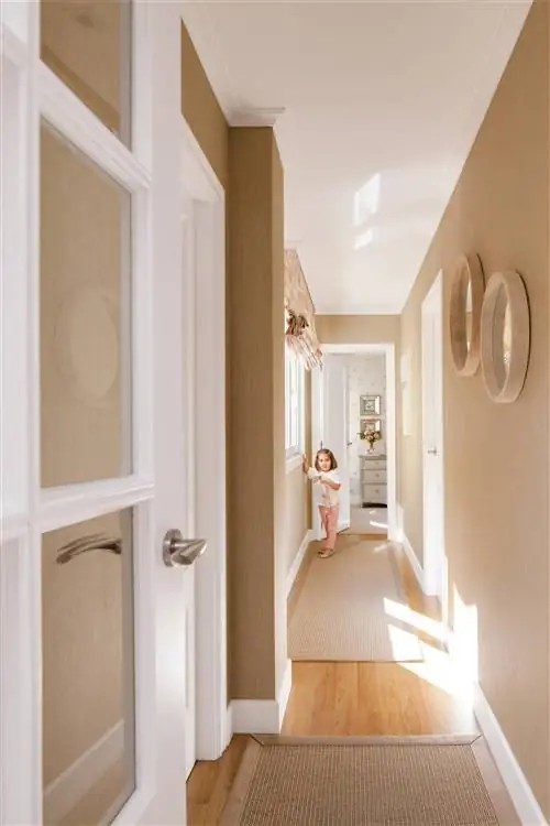 Как украсить прихожую обоями.