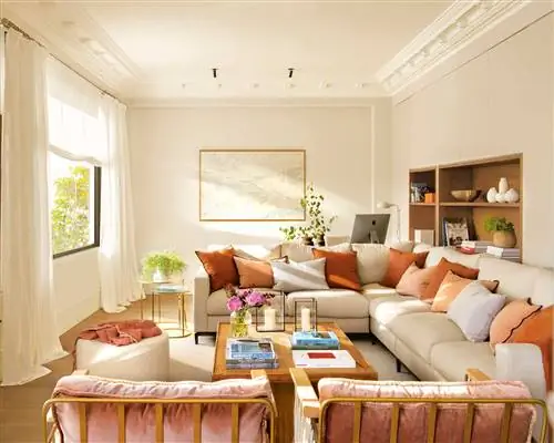 Небольшая гостиная с угловым диваном и встроенными в стену полками.