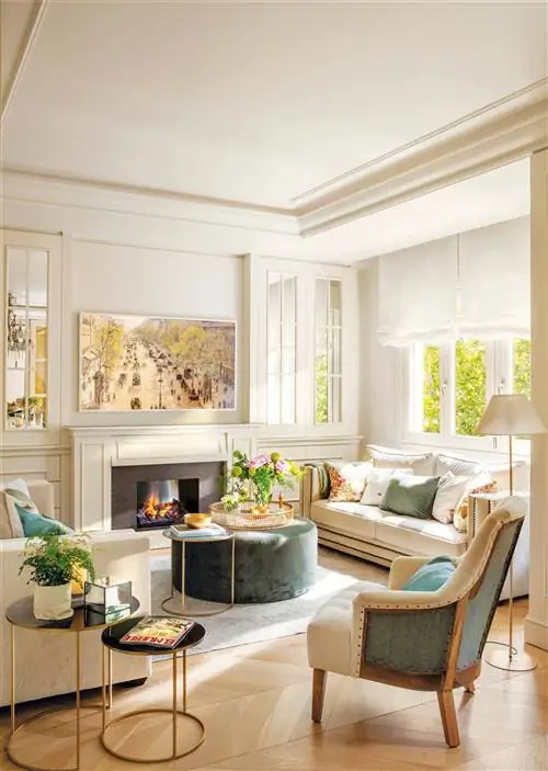 Небольшая гостиная с камином и мебелью по бокам застеклена.