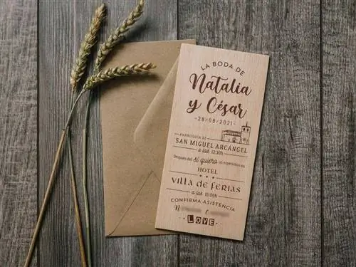 Оригинальные деревянные пригласительные на свадьбу.
