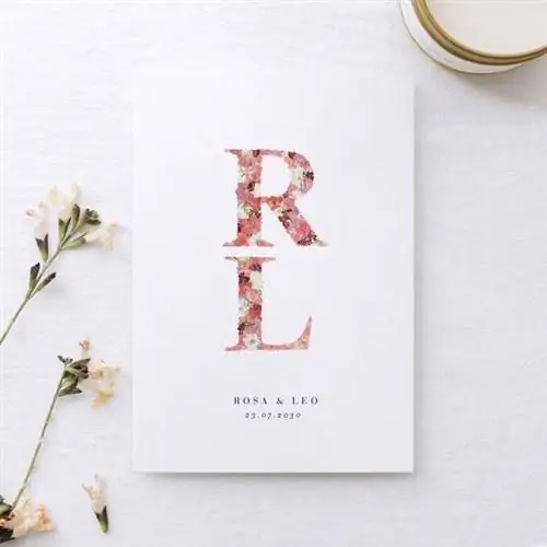 Оригинальные свадебные приглашения с цветочными инициалами.