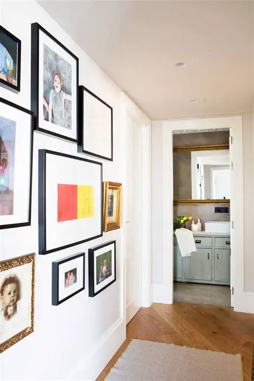 Очаровательная прихожая, украшенная картинами.