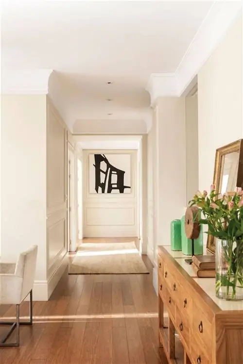 Очаровательный коридор украшен современной картиной.