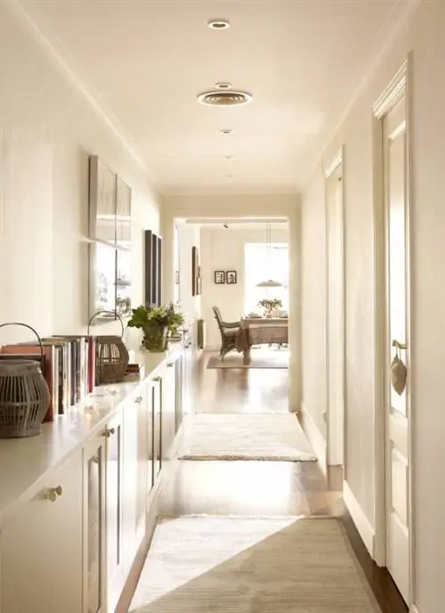 Очаровательные коридоры с нестандартной мебелью.