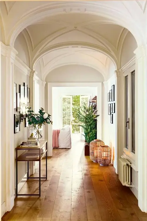 Очаровательная прихожая со сводчатым потолком и арочными дверями.
