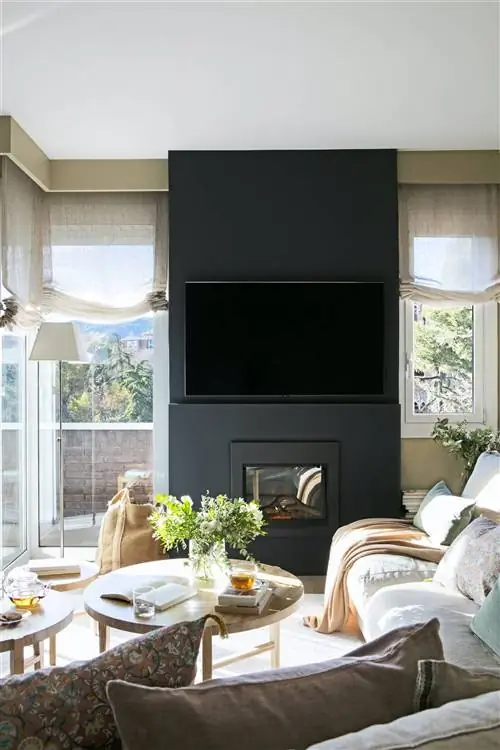 современная гостиная с черным камином 00519688 O