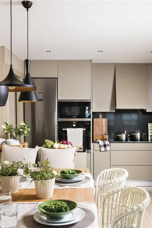 Вид на современную кухню из офиса.