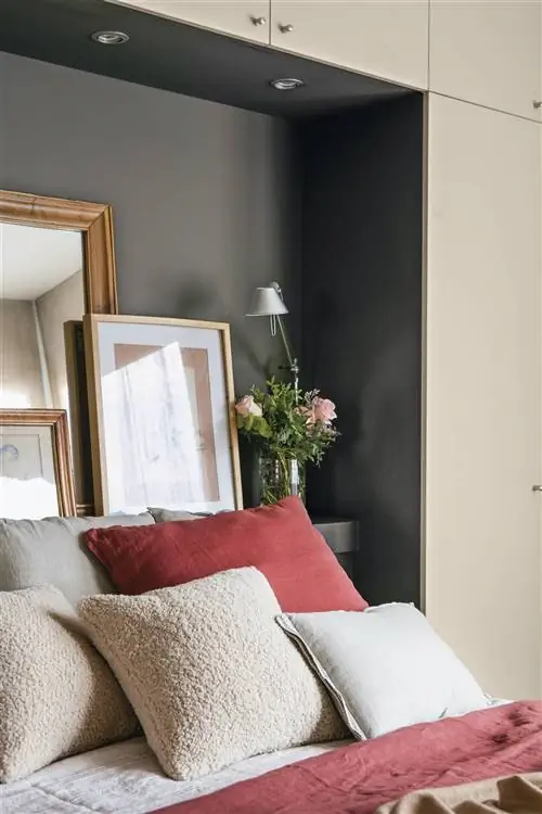 Деталь изголовья кровати, окрашенная в черный цвет, со шкафом-мостиком бежевого цвета 00519631