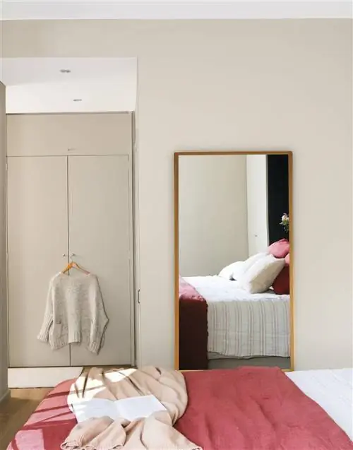 современная спальня с зеркальной стеной и шкафами с гладкими фасадами 00519633