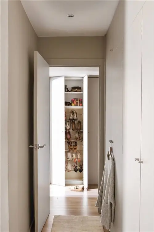 Гардероб с гладкими бежевыми фасадами.